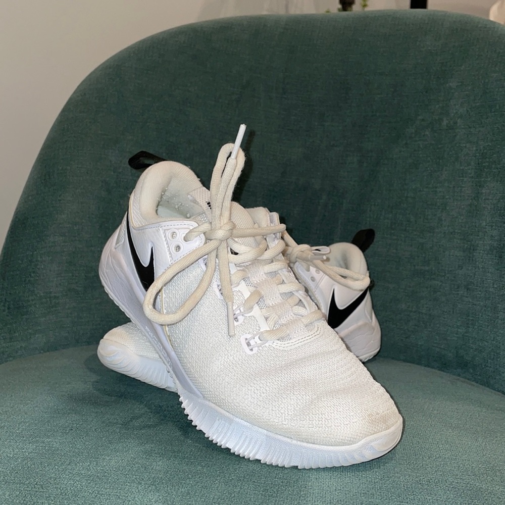WHITE NIKE VOLLEYBALL SHOES
